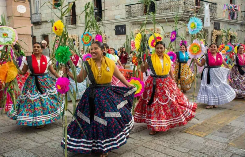 Danseuses en costumes traditionnels lors d’un défilé de la Guelaguetza à Oaxaca