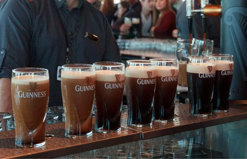 Pintes de Guinness servies au comptoir d’un pub à Dublin
