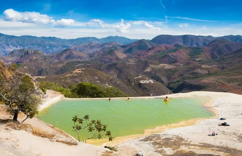 Bassins naturels de Hierve el Agua avec vue sur les montagnes d’Oaxaca