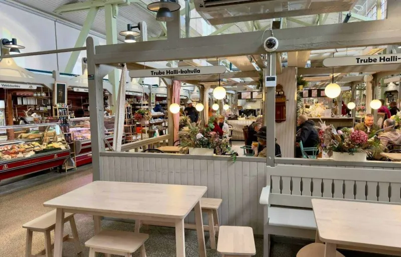 Intérieur du marché couvert de Kuopio avec ses étals et espaces de restauration en Finlande