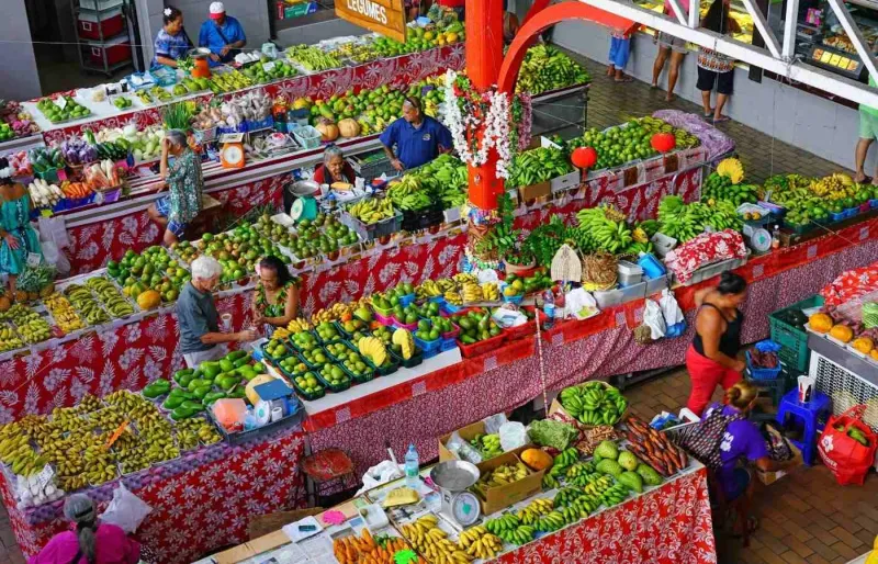 Étals de fruits et légumes au marché de Papeete à Tahiti