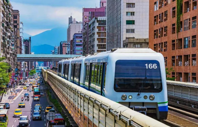 Métro de Taipei circulant sur une ligne aérienne en ville