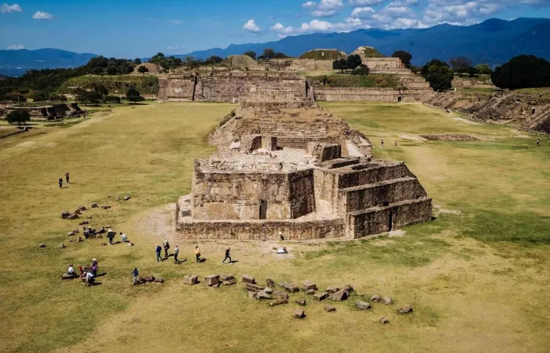 Site archéologique de Monte Albán près d’Oaxaca, avec ses pyramides et les montagnes en arrière-plan