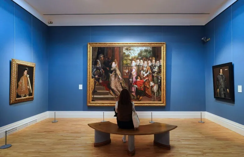 Visiteuse devant des tableaux à la National Gallery of Ireland à Dublin