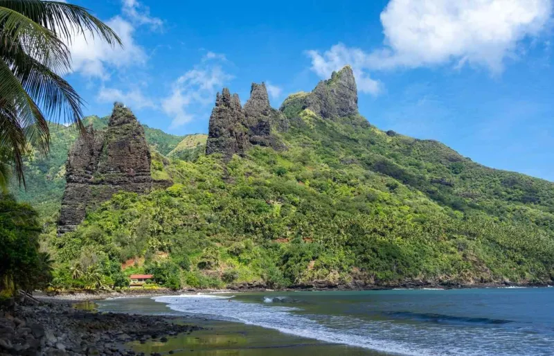 Baie et plage de Hatiheu à Nuku Hiva, dans les îles Marquises