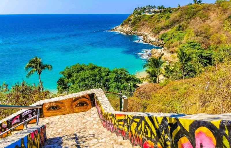Escalier coloré menant à la plage de Carrizalillo à Puerto Escondido, Oaxaca