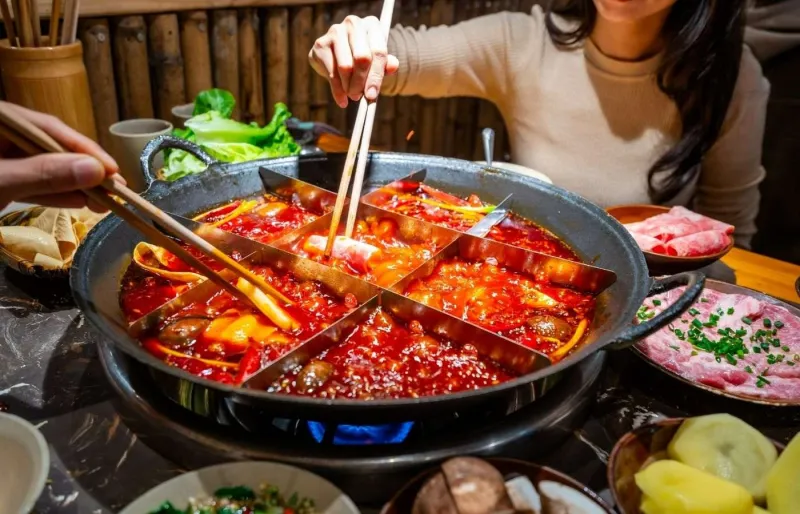 Repas partagé autour d’un hot pot dans un restaurant en Chine