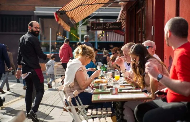 Clients déjeunant en terrasse dans un restaurant à Dublin