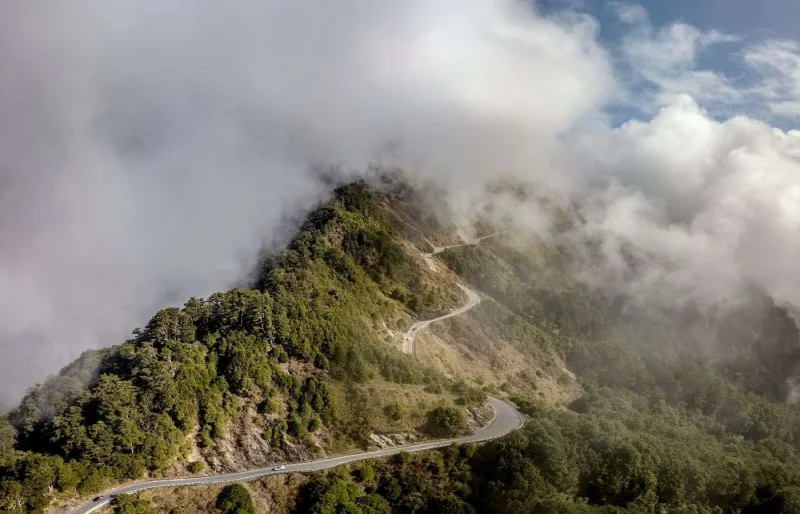 Route du mont Hehuan dans les montagnes de Taïwan sous les nuages