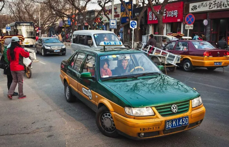 Taxi circulant dans une rue de Pékin en Chine