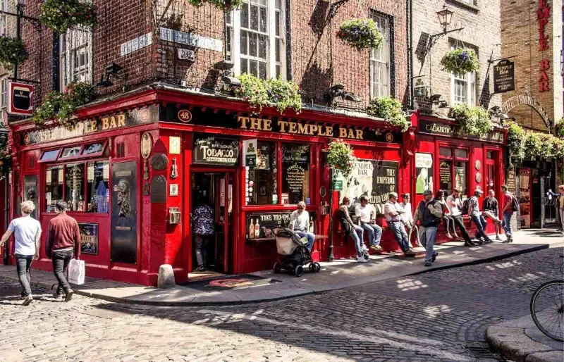 Façade rouge du Temple Bar dans le centre de Dublin