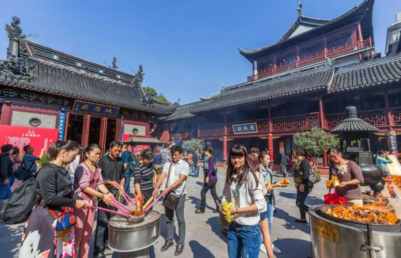 Fidèles brûlant de l’encens au temple Chenghuang Miao à Shanghai