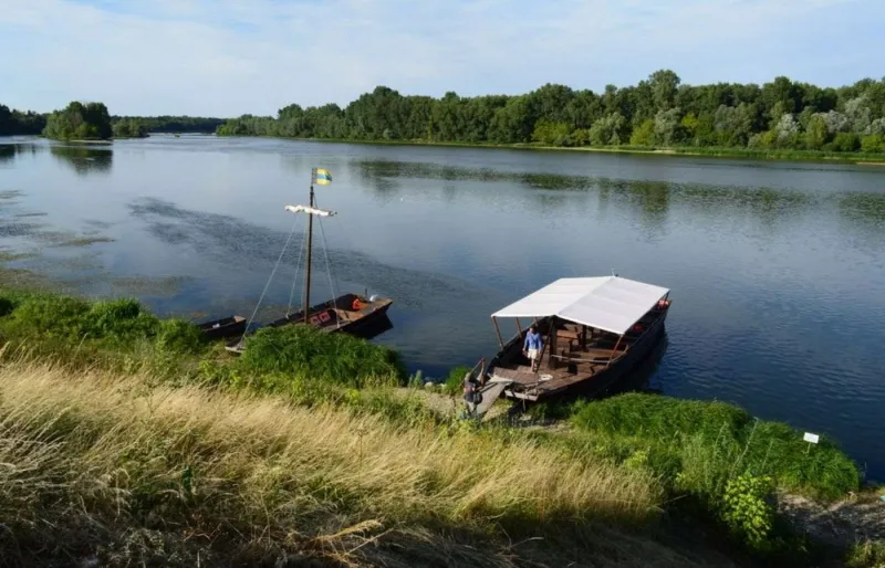 Toue cabanée amarrée sur la Loire à Orléans