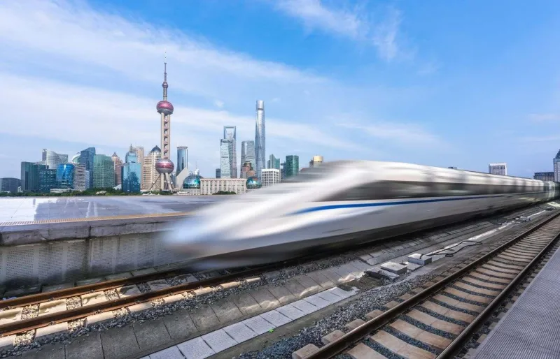 Train à grande vitesse devant les gratte-ciel de Shanghai en Chine
