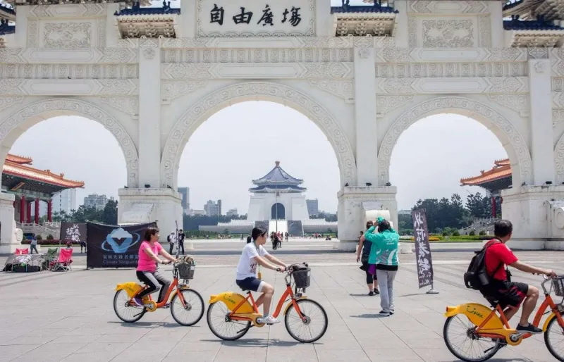 Touristes à vélo YouBike devant le mémorial de Chiang Kai-shek à Taipei