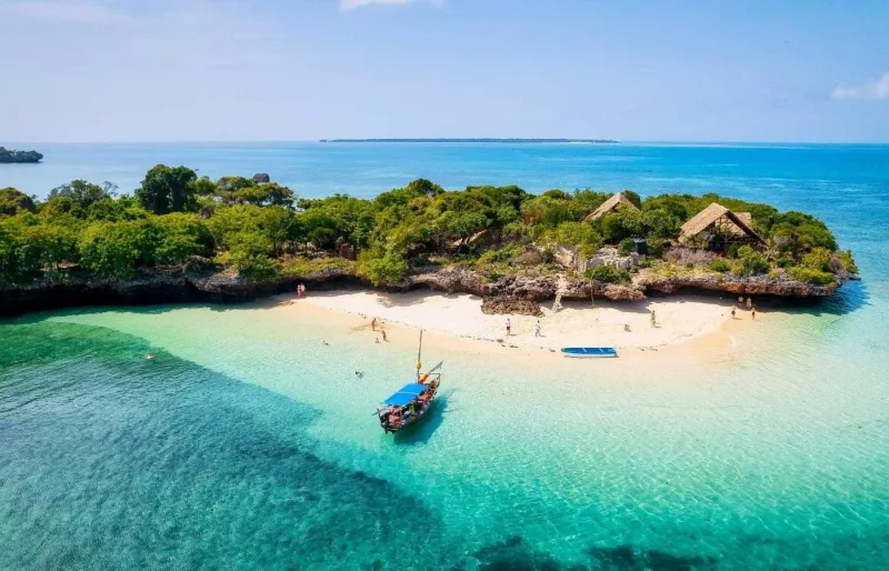 Plage de Zanzibar bordée d’eaux turquoise dans l’océan Indien après un safari en Tanzanie