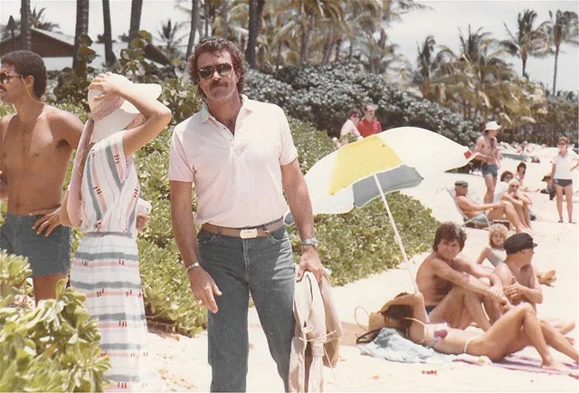 Tom Selleck sur le tournage de Magnum en 1984.