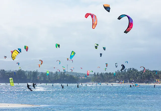 Kitesurfeurs sur la plage de Bulabog, Philippines 