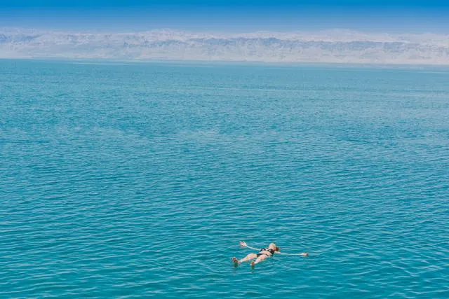 Se baigner dans la mer Morte, une expÃ©rience Ã  vivre une fois dans sa vie.