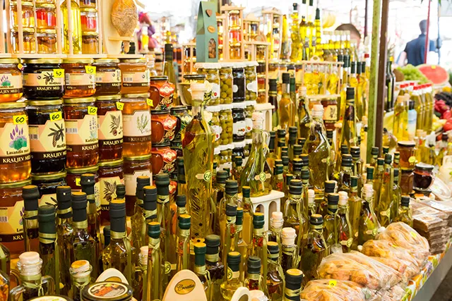 Sébastien Closs Stand de miel et huile d'olive sur un marché croate