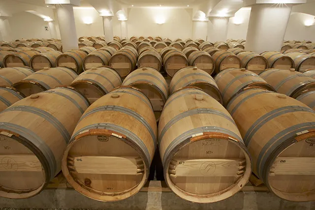 superfood - Fotolia.com Ãlevage en barriques de chêne au Château La Lagune, Ludon-Médoc