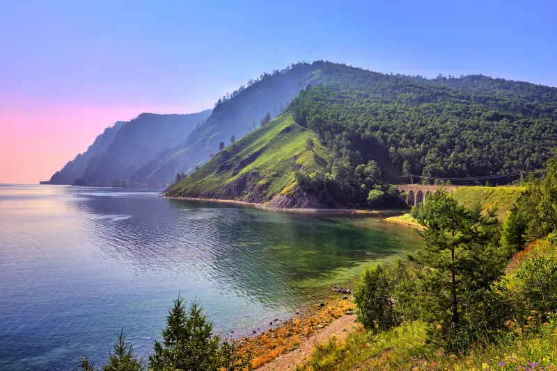 Le printemps et l'automne frappent le lac d'une lumière décapante Le printemps et l'automne frappent le lac d'une lumière décapante