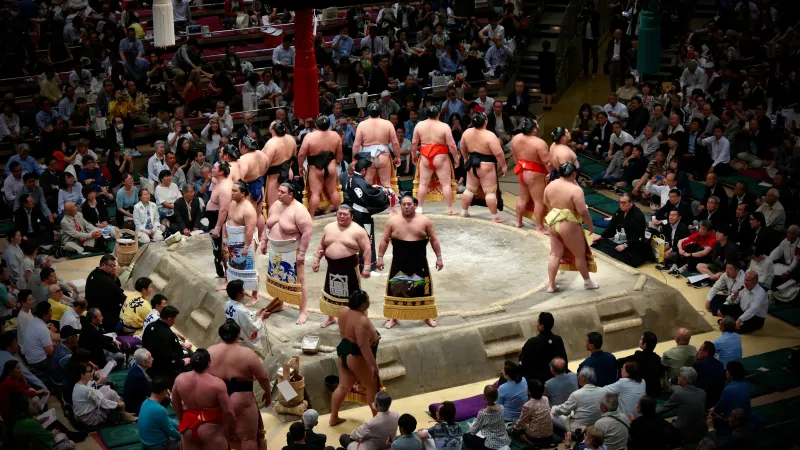 Assister à un combat sumo est l'un des temps forts d'un voyage au Japon. Assister à un combat sumo est l'un des temps forts d'un voyage au Japon.