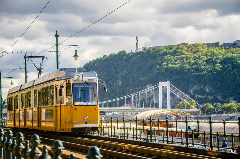 Longez le Danube Ã  bord du tram 2 Ã  Budapest. 