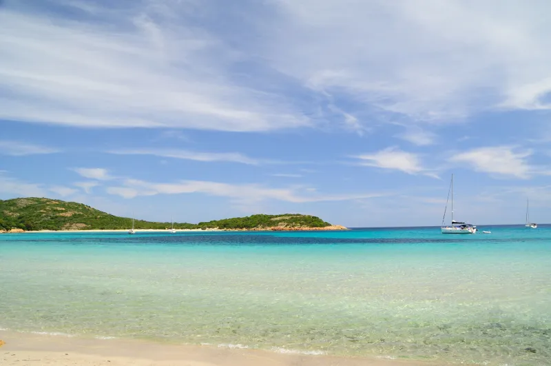 La plage de Rondinara est une des plus belles de Corse La plage de Rondinara est une des plus belles de Corse