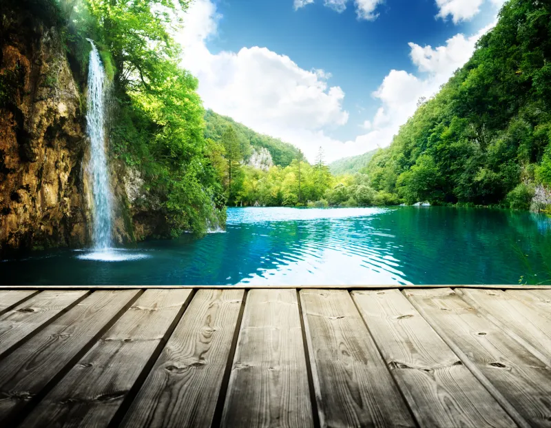 Plus grand parc naturel de Croatie, Plitvice offre des promenades incroyables au plus près de la nature, entre eaux turquoises et cascades folles. Plus grand parc naturel de Croatie, Plitvice offre des promenades incroyables au plus près de la nature, entre eaux turquoises et cascades folles.