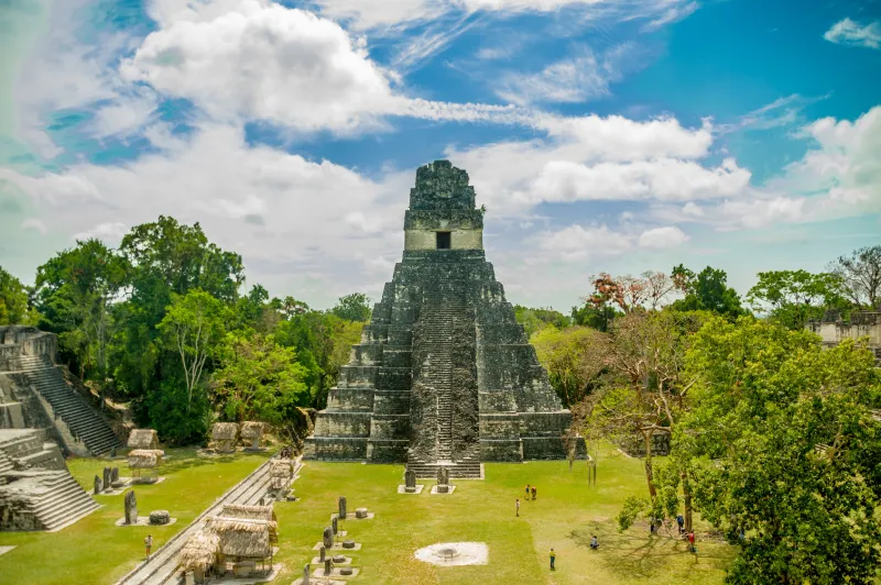 Ancienne mÃ©tropole maya, Tikal est la plus facile d'accÃ¨s et rassemble les plus importants vestiges mayas du Guatemala. 