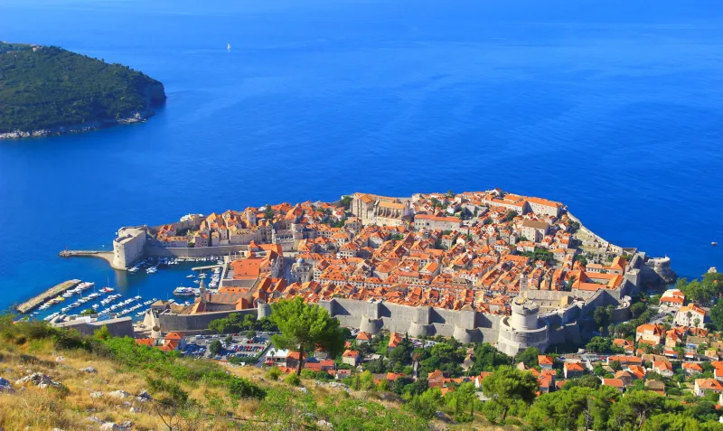 A l'extrÃªme-sud de la Croatie, Dubrovnik surplombe la mer Adriatique et ses remparts sont incontournables pour profiter de la vue. 