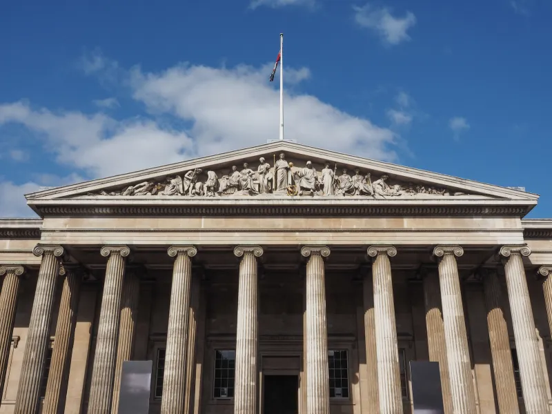 SituÃ© en plein cour de Londres, le British Museum est un vÃ©ritable trÃ©sor pour les passionnÃ©s d'AntiquitÃ© et facile Ã  visiter avec des enfants.