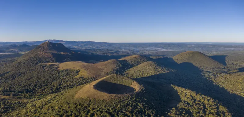 Panorama aÃ©rien des volcans du Puy Pariou et du Puy de DÃ´me en France