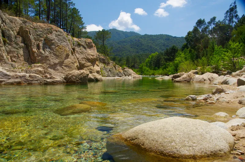 Fleuve Solenzara dans le sud-est de la Corse Fleuve Solenzara dans le sud-est de la Corse