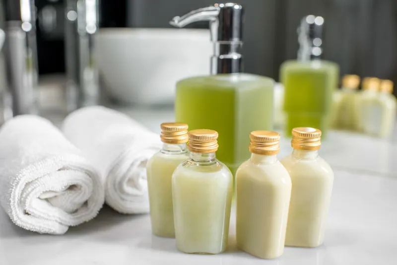 Dans votre hôtel, évitez les petits contenants jetables, préférez les produits zéro déchet ! Dans votre hôtel, évitez les petits contenants jetables, préférez les produits zéro déchet !