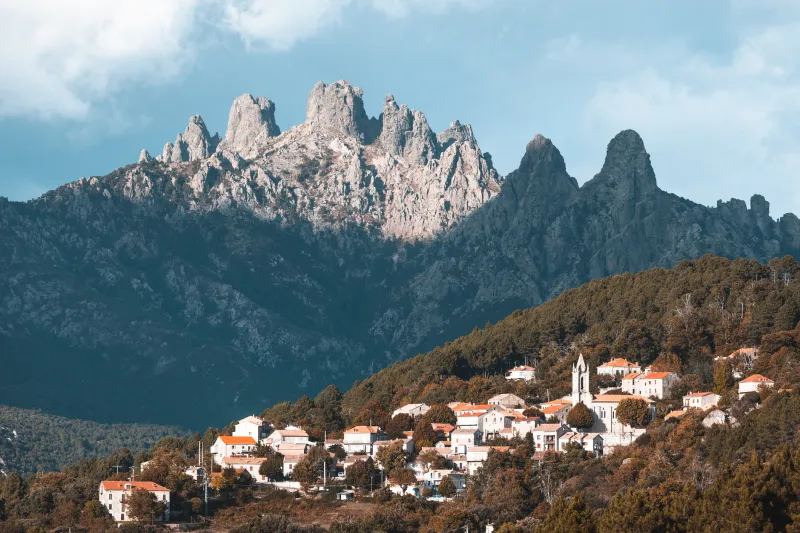 Les montagnes de Bavella et le village de Zonza Les montagnes de Bavella et le village de Zonza