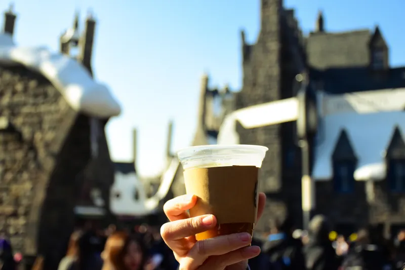 Une BiÃ¨re-au-beurre Ã  la main au Wizarding World of Harry Potter 