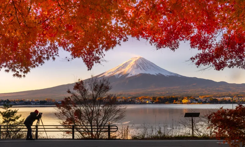 Vue sur le cÃ©lÃ¨bre Mont Fuji depuis les bords d'un lac Ã  Kyoto