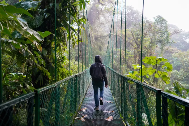 Le Costa Rica bÃ©nÃ©ficie d'un climat humide et tropical.