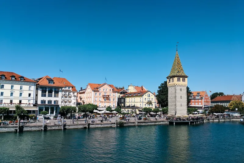 La ville de Lindau se situe sur les rives du lac de Constance, au sud-est, cÃ´tÃ© allemand