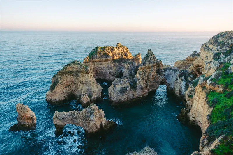 Le cap de Ponta de Piedade est cÃ©lÃ¨bre pour ses magnifiques Ã©perons rocheux ciselÃ©s par la mer