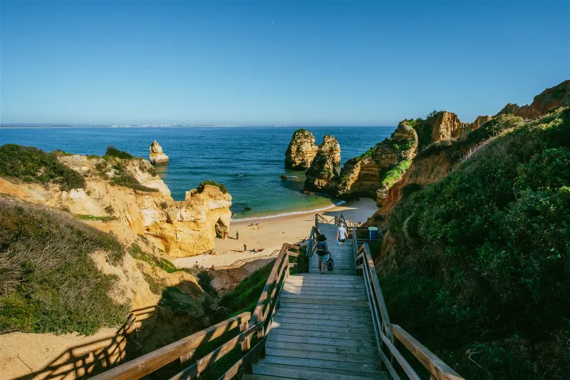 Il vous faudra descendre les 200 marches qui mÃ¨nent Ã  la Praia do Camilo pour rÃ©aliser les meilleures prises de vue de la plage