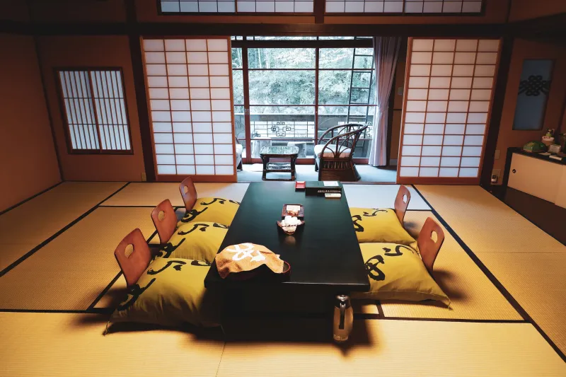 Omniprésents à travers le pays, les ryokan sont particulièrement nombreux dans les stations thermales. Omniprésents à travers le pays, les ryokan sont particulièrement nombreux dans les stations thermales.