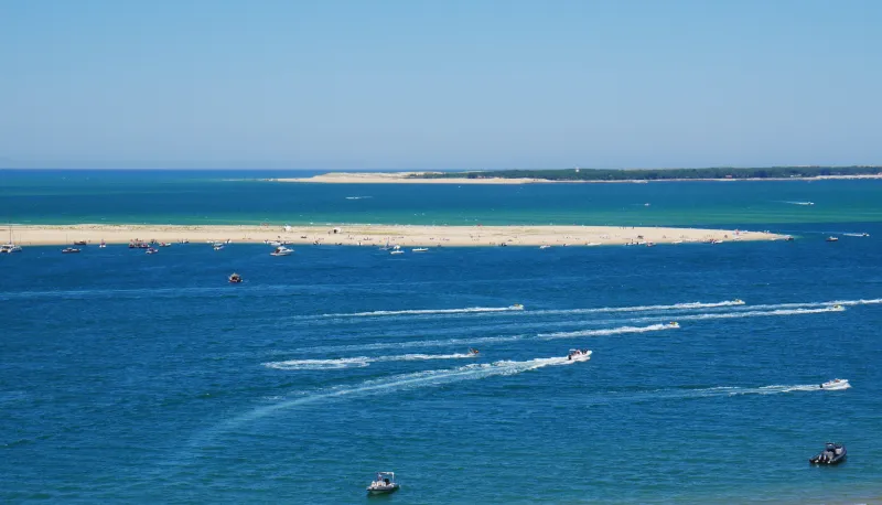 Le banc dâArguin et derriÃ¨re, la pointe du Cap Ferret